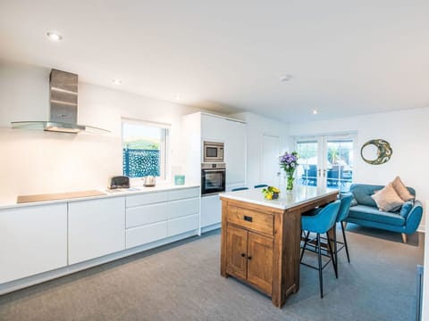 Daytime, Building, Window, Facade, Apartment, Urban Design, Condominium, Mixed-Use