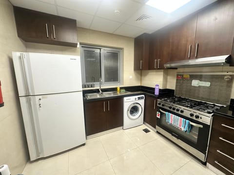 Full-size fridge, microwave, oven, stovetop