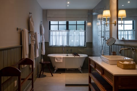 Owners' Cottage Forest View Room | Bathroom | Free toiletries, hair dryer, bathrobes, slippers