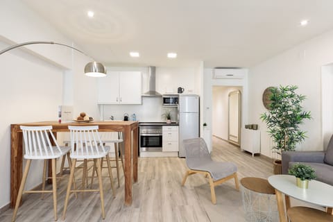 Design Apartment, 1 Bedroom | Private kitchen | Full-size fridge, microwave, oven, stovetop