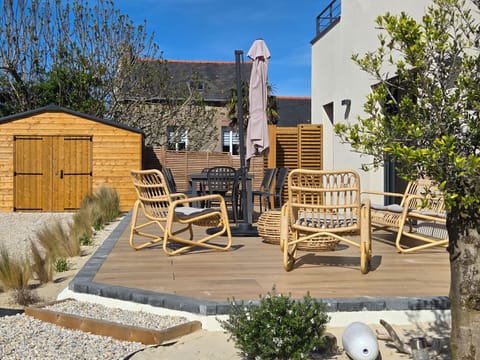 Patio with garden furniture in Cancale
