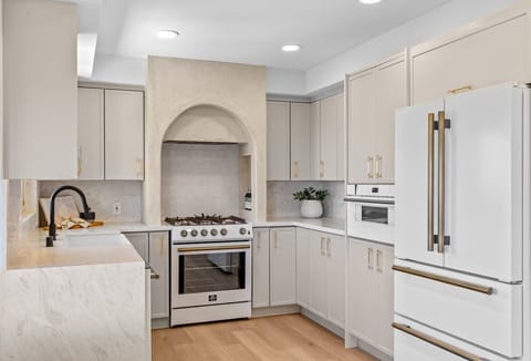 Host dinner parties with ease thanks to double ovens and ample prep space