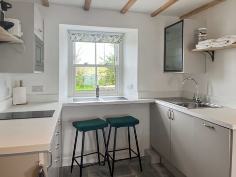 Kitchen/diner | Landberrick Farm Bothy, Whauphill