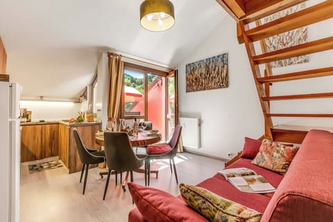 Family Apartment, 1 Bedroom (Appartamento Alpine Inspiration) | Living room | 21-inch flat-screen TV with cable channels