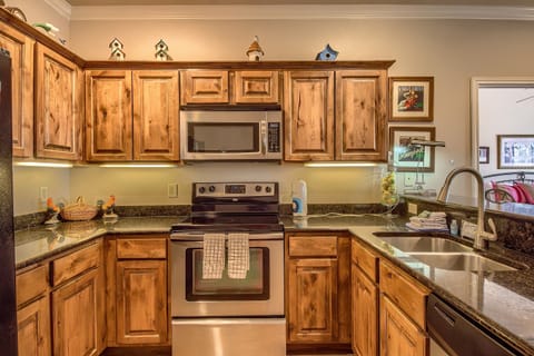 Condo, 3 Bedrooms | Private kitchen | Fridge, oven, coffee/tea maker, toaster