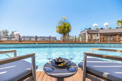 Pool Connect Room | Premium bedding, minibar, in-room safe, desk