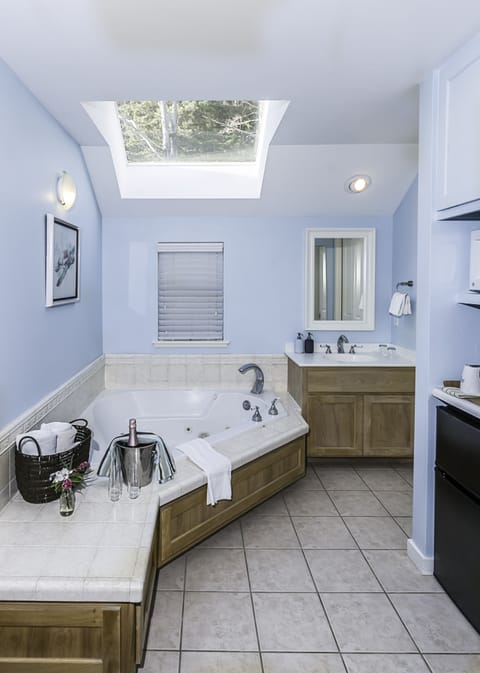 Whale Watch Deluxe Room | Jetted tub