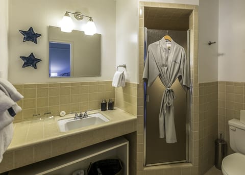 Buckhorn Cove Room | Bathroom | Towels, soap, shampoo
