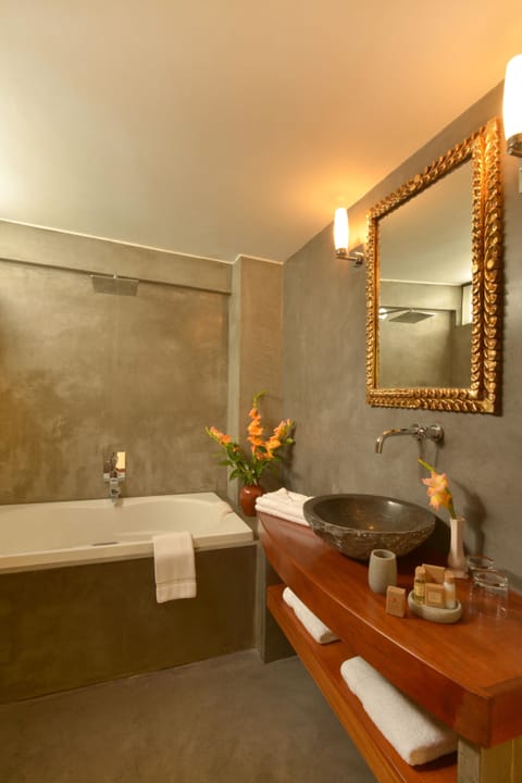 Presidential Suite, Jetted Tub, City View | Bathroom | Shower, free toiletries, hair dryer, bathrobes