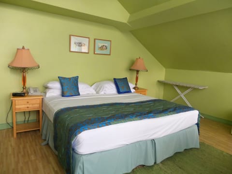 Signature Loft, 1 King Bed, Refrigerator | In-room safe, iron/ironing board, free WiFi, bed sheets