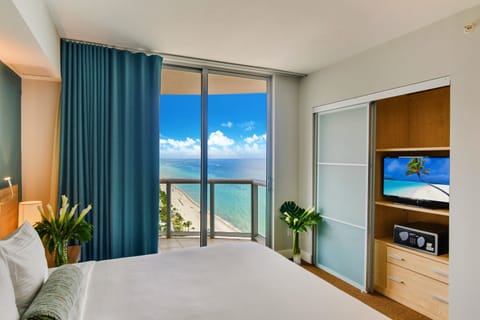 Classic Room, 1 King Bed, Ocean View | Premium bedding, in-room safe, desk, blackout drapes