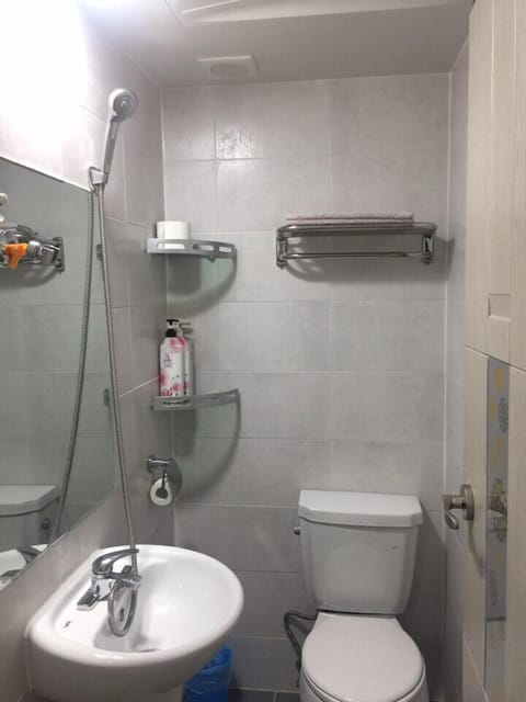 Triple Room (Bigger than most rooms in Seoul) | Bathroom | Shower, hair dryer, towels
