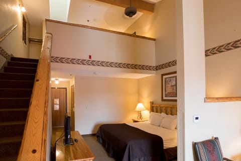 Loft Fireplace Suite - Waterpark Included | In-room safe, iron/ironing board, Internet, bed sheets