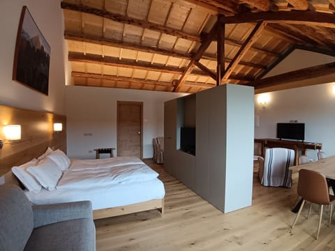 Suite, Mountain View | Premium bedding, down comforters, in-room safe, individually furnished