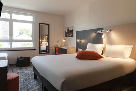 Privilège Room | Premium bedding, pillowtop beds, desk, soundproofing