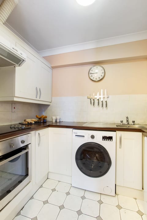 Apartment, 3 Bedrooms (6 Adults) | Private kitchenette | Coffee/tea maker, electric kettle