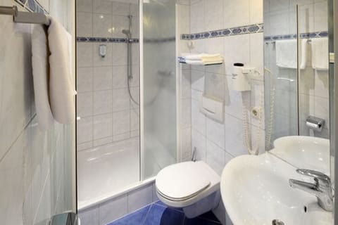 Triple Room | Bathroom | Hair dryer, towels