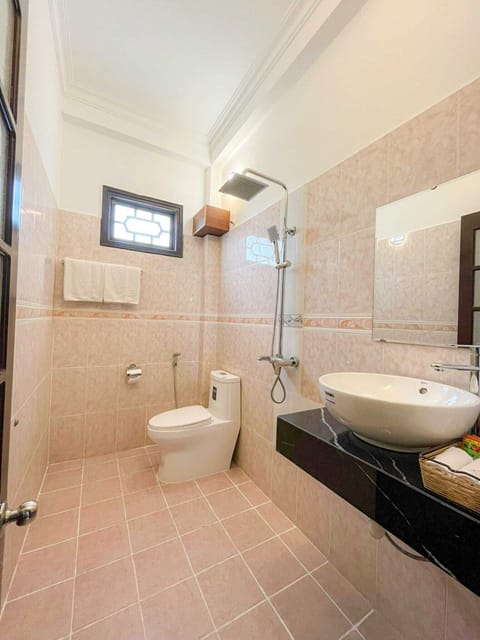 Standard Double Room, River View | Bathroom | Shower, free toiletries, hair dryer, bathrobes