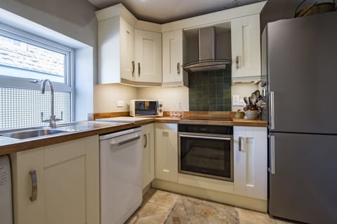 Ground floor: Well-equipped kitchen