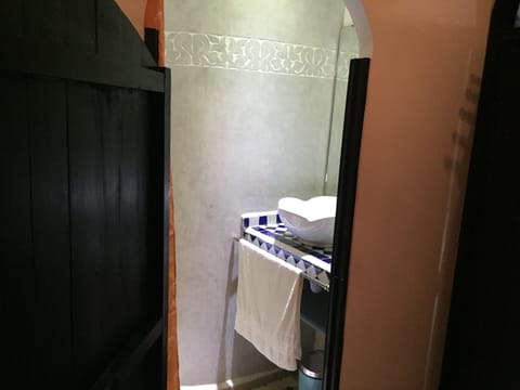 Standard Double Room (tamazight) | Bathroom | Shower, free toiletries, hair dryer