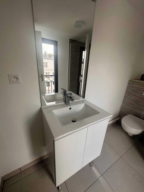 Apartment | Bathroom | Hair dryer, towels, shampoo