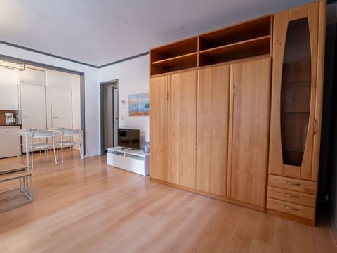 Flooring, Wood, Floor, Wood Flooring, Interior Design, Furniture, Wood Stain, Hardwood, Room, Ceiling