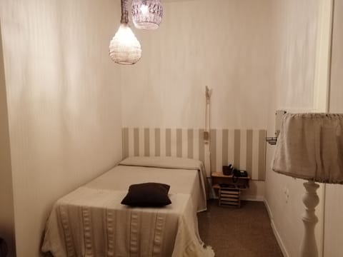 Single Room | Desk, cribs/infant beds, free WiFi, bed sheets