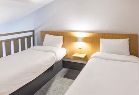 Premium bedding, desk, soundproofing, free WiFi