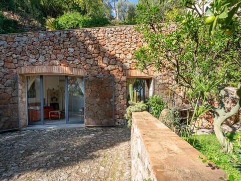 Wall, Rock, Stone Wall, Shrub, Garden, Brick, Concrete, Landscaping, Shade