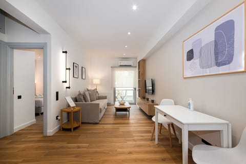 Bright, modern living space with stylish decor and cosy seating for relaxation.