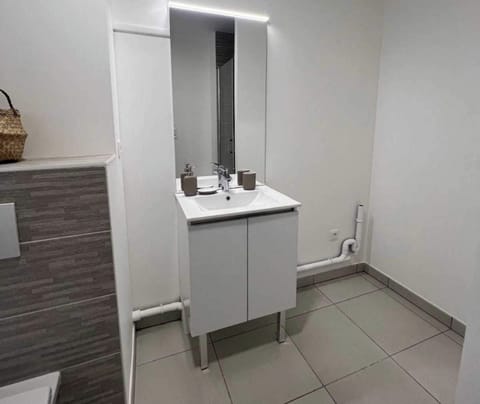 Apartment | Bathroom | Hair dryer, towels, shampoo