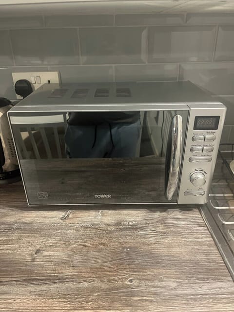Fully equipped kitchen with microwave and all the essentials to cook your favorite meals