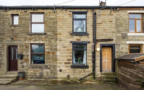 Welcoming entrance with easy access and charming curb appeal – your perfect first impression.