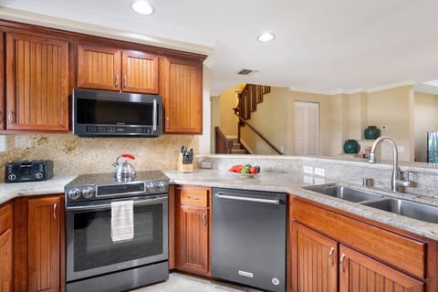 Condo, Multiple Beds, Lanai, Garden View (Palm Villas at Mauna Lani I23) | Private kitchen | Fridge, microwave, oven, stovetop