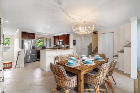 Condo, Multiple Beds, Balcony, Mountain View (Palm Villas at Mauna Lani H23) | 2 bedrooms, individually decorated, individually furnished, bed sheets