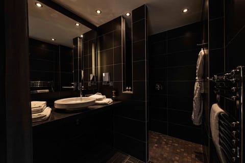 Junior Suite, Hot Tub | Bathroom | Shower, free toiletries, hair dryer, bathrobes