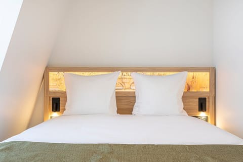 Chambre Élégance Triple | Premium bedding, desk, laptop workspace, free WiFi