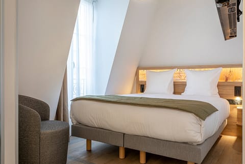 Chambre Élégance Triple | Premium bedding, desk, laptop workspace, free WiFi