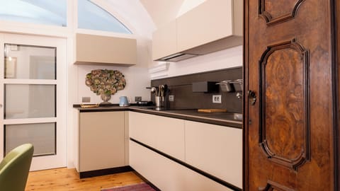 Apartment (2 Bedrooms) | Private kitchenette | Microwave, oven, electric kettle, highchair