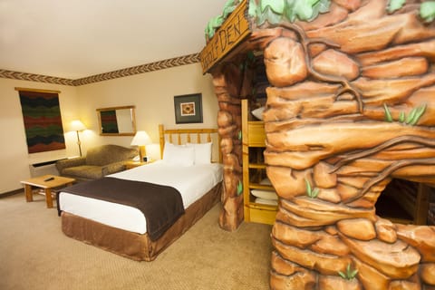 Wolf Den Suite - Water Park Included | In-room safe, laptop workspace, iron/ironing board