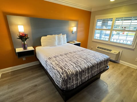 Standard Room, 1 Queen Bed | Desk, iron/ironing board, free WiFi, bed sheets