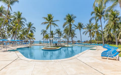 2 outdoor pools, sun loungers