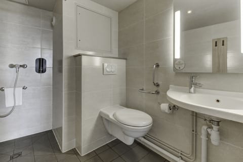 Double Room, Accessible, Non Smoking | Bathroom | Shower, towels