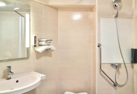 Double Room, Accessible, Non Smoking | Bathroom | Combined shower/tub, towels