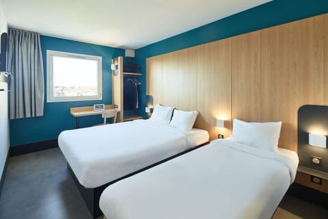 Triple Room | Premium bedding, desk, soundproofing, free WiFi