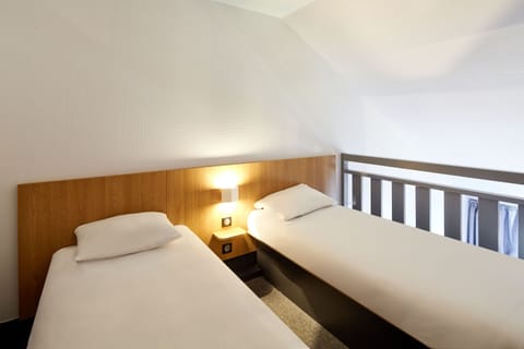 Quadruple Room | Premium bedding, desk, soundproofing, free WiFi