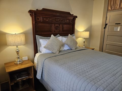 Room, 1 Queen Bed, Courtyard View | Down comforters, memory foam beds, iron/ironing board, free WiFi