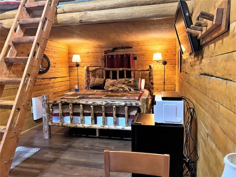 Eagle's Nest Cabin | Premium bedding, individually decorated, individually furnished