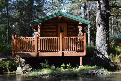 Trapper Cabin | Premium bedding, individually decorated, individually furnished