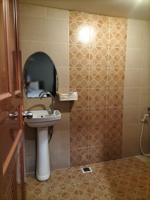 Basic Twin Room | Bathroom | Shower, free toiletries, towels